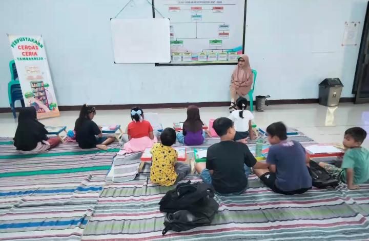 KEGIATAN LES BAHASA JAWA DI PERPUSTAKAAN CERDAS CERIA DESA TAMBAKREJO 