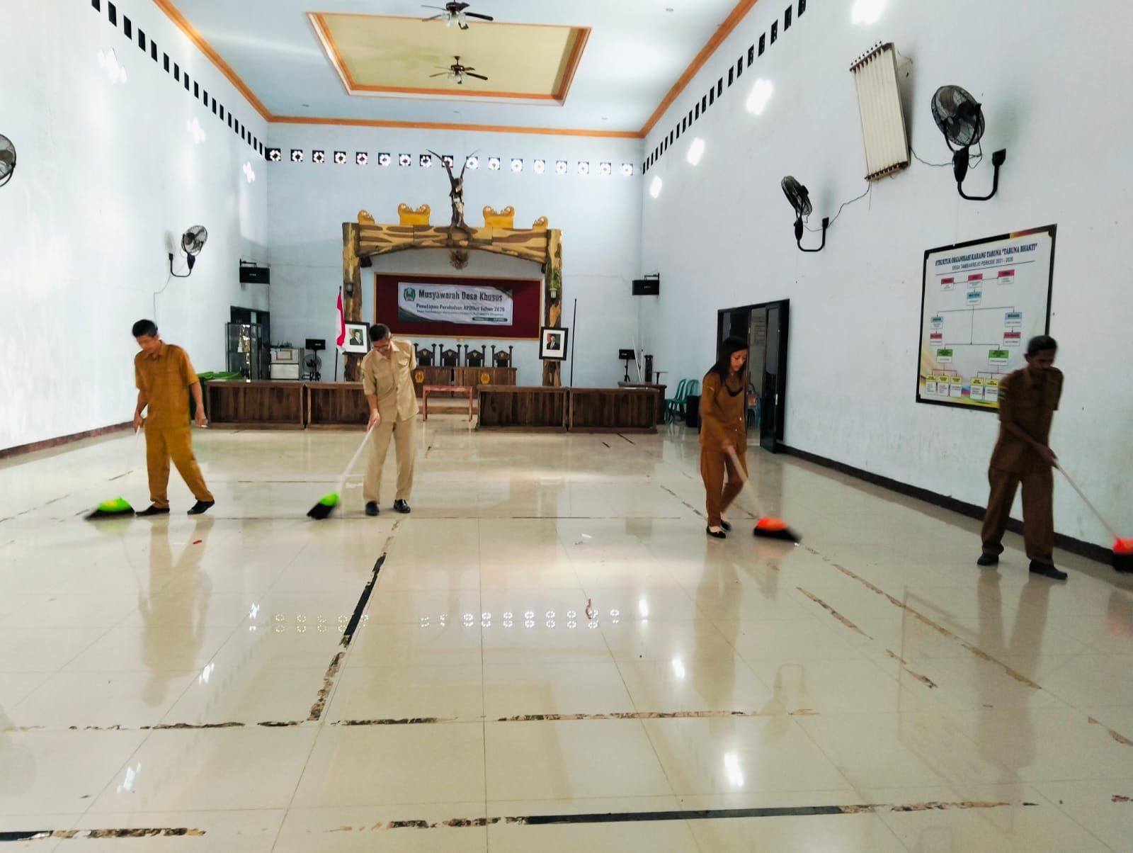 KEGIATAN ASRI DILINGKUNGAN KANTOR DESA TAMBAKREJO
